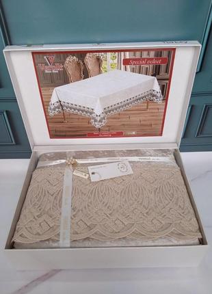 Скатерть велюровая с кружевом в подарочной коробке160 на 220см verolli турция пудра