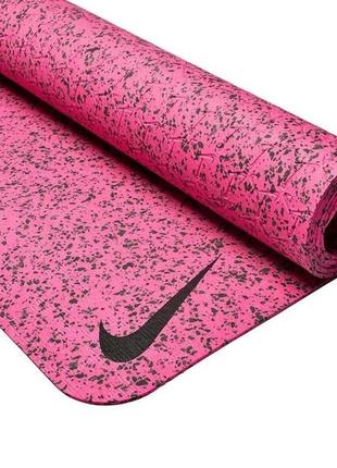 Килимок для йоги nike move yoga mat 4 mm фуксія, чорний уні 61х172см n.100.3061.635.os2 фото