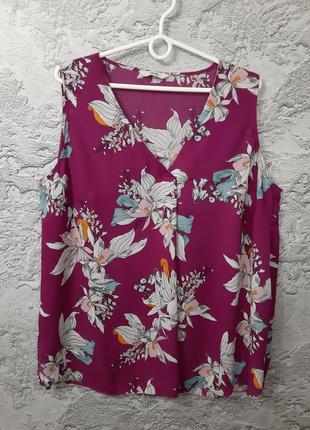 Красива блуза кольору фуксії з ніжним квітковим принтом великого розміру 18.1 фото