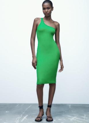 Зеленое платье миди в рубчик асимметричного кроя zara облегающее платье на одно плече зара2 фото