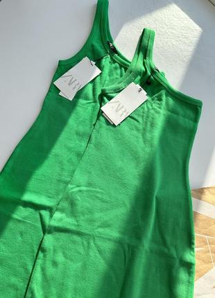 Зеленое платье миди в рубчик асимметричного кроя zara облегающее платье на одно плече зара4 фото