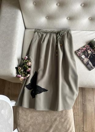 Оливковая юбка миди с бабочкой1 фото