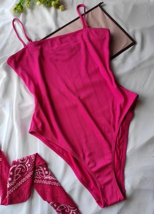 Яркий розовый купальник сдельный в рубчик по фигуре лиф бандо малиновый купальник тренд сезона1 фото