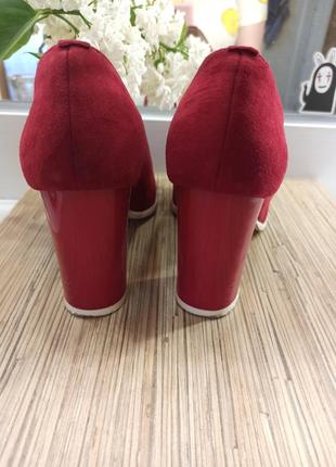 Червоні туфлі з замші3 фото