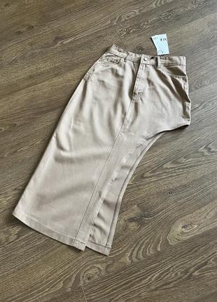 Юбка джинсовая короткая миди коричневая с асимметричным вырезом3 фото