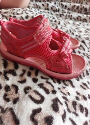 Босоніжки на дівчинку