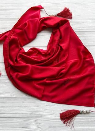 Платок красного цвета из дубайского атласа с кисточками1 фото