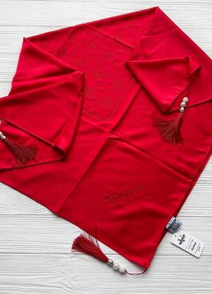 Платок красного цвета из дубайского атласа с кисточками2 фото