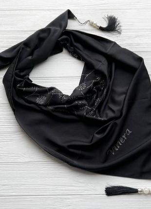 Платок черного цвета из дубайского атласа с кисточками1 фото