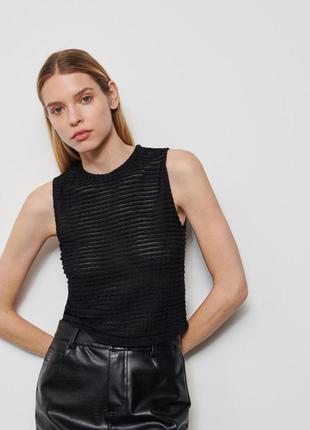 Базова трикотажна чорна з люрексовою ниткою водолазка без рукавів- бадлон
