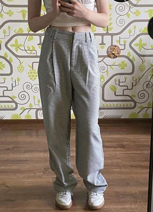 Серые брюки в клетку