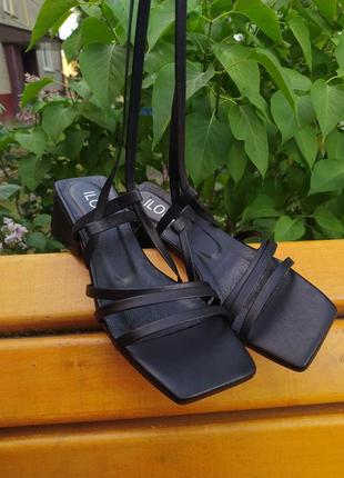 Черные женские босоножки с завязками на удобном каблуке2 фото