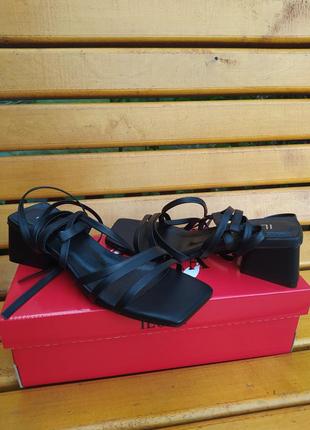 Черные женские босоножки с завязками на удобном каблуке1 фото