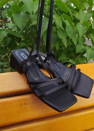 Черные женские босоножки с завязками на удобном каблуке4 фото