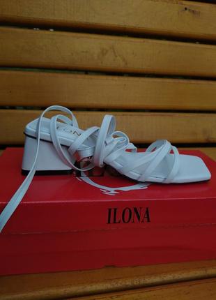 Белые кожаные женские босоножки с завязками на удобном каблуке3 фото