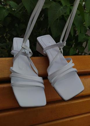 Белые кожаные женские босоножки с завязками на удобном каблуке5 фото