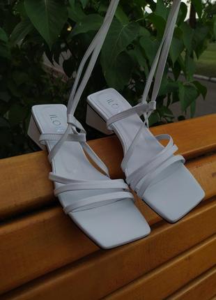 Белые кожаные женские босоножки с завязками на удобном каблуке4 фото