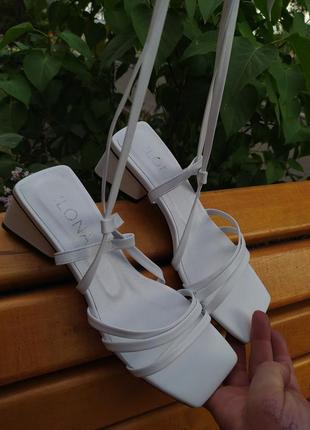Белые кожаные женские босоножки с завязками на удобном каблуке1 фото