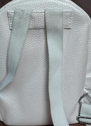 Рюкзак білий з брелком2 фото