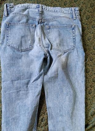 Рваные джинсы мом4 фото