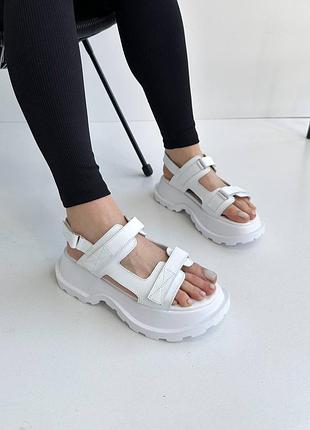 Босоніжки на високій платформі