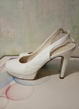 Туфли, босоножки белого цвета. раз.40, стелька 25