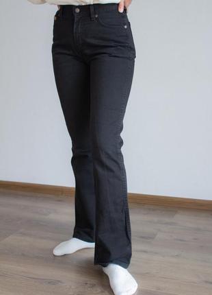 Черные джинсы модель flared с высокой талией7 фото
