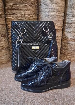 Черная лаковая сумка