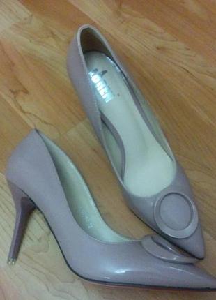 Пудровые туфельки на шпильке, натуральная лакированная кожа