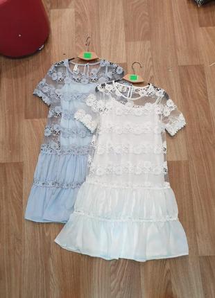 Стильное летнее платье белого и голубого цвета