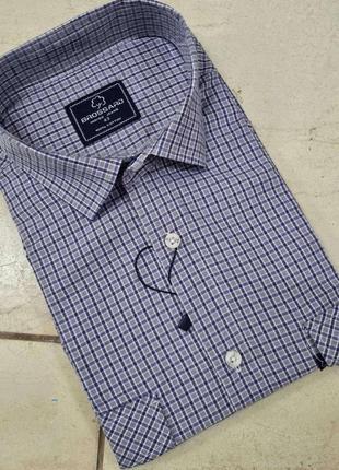 Стильная мужская рубашка в клетку с двумя карманами.