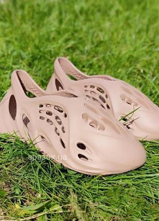 Капучино крокси кросівки літні сандалі тапки сліпони в стилі yzy crocs