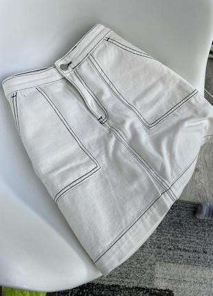 Белая джинсовая юбочка с контрастной строчкой4 фото