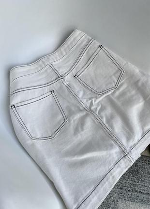 Белая джинсовая юбочка с контрастной строчкой5 фото