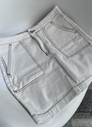 Белая джинсовая юбочка с контрастной строчкой6 фото