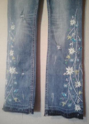 Актуальные джинсы с вышивкой и необработанным низом.grece in la4 фото