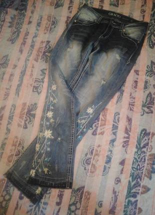 Актуальные джинсы с вышивкой и необработанным низом.grece in la1 фото