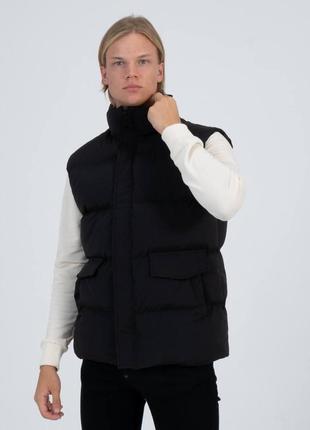 Жилетка мужская с карманами на молнии черный