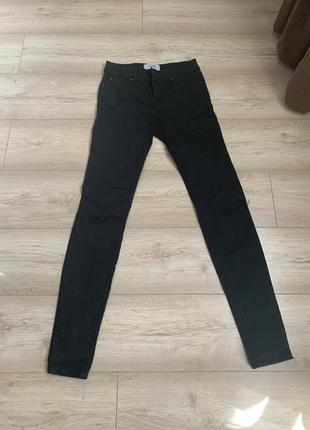 Чорні супер скіні з рваними колінами