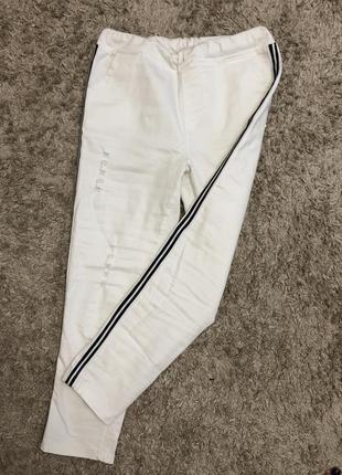 Белые джинсы в обтяжку с рванностями3 фото