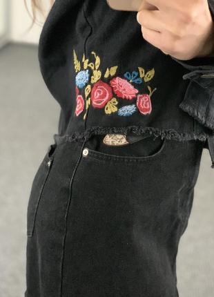 Укороченая джинсовая курточка с вышевкой denim co 42-447 фото