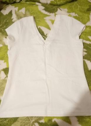 Белая футболка с v-образными вырезами спереди и сзади2 фото
