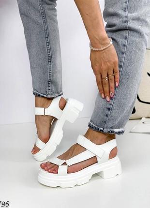 Босоніжки на платформі