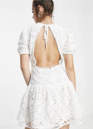 Белое кружевное платье с открытой спиной1 фото