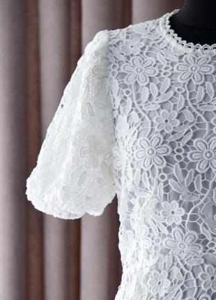 Біла мереживна сукня з відкритою спиною8 фото