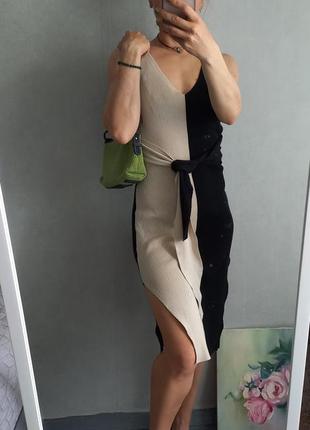 Крутое двуцветное платье giorgia в рубчик с разрезами с боков