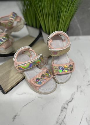 Дуже гарні босоніжки