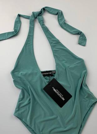 Боди prettylittlething с открытой спинкой