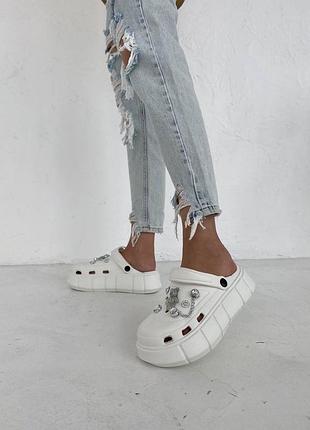 Белые crocs с джибитсами