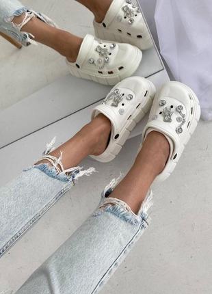 Білі crocs с джибитсами4 фото